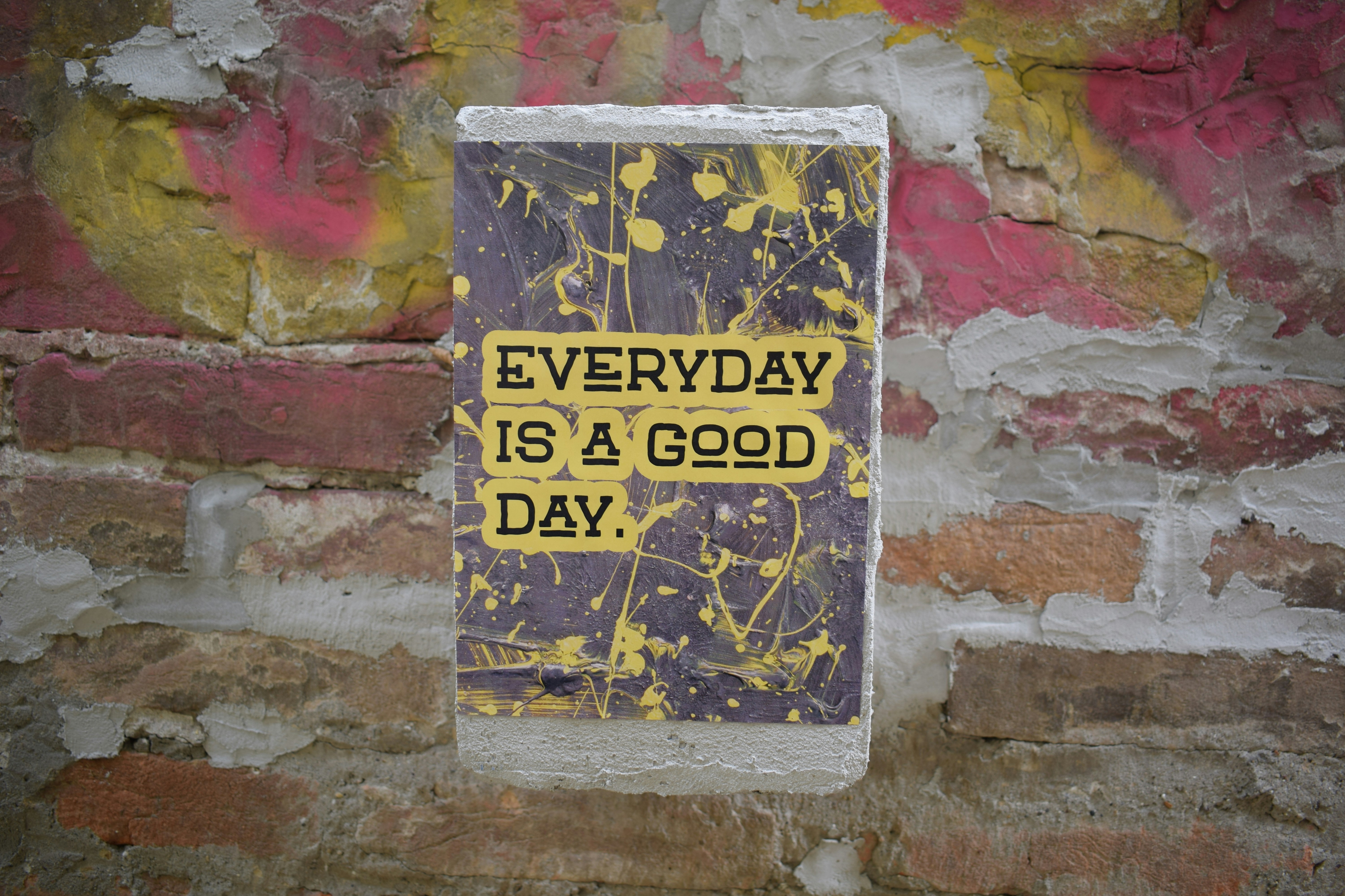 a sign on a brick wall that says everyday is a good day